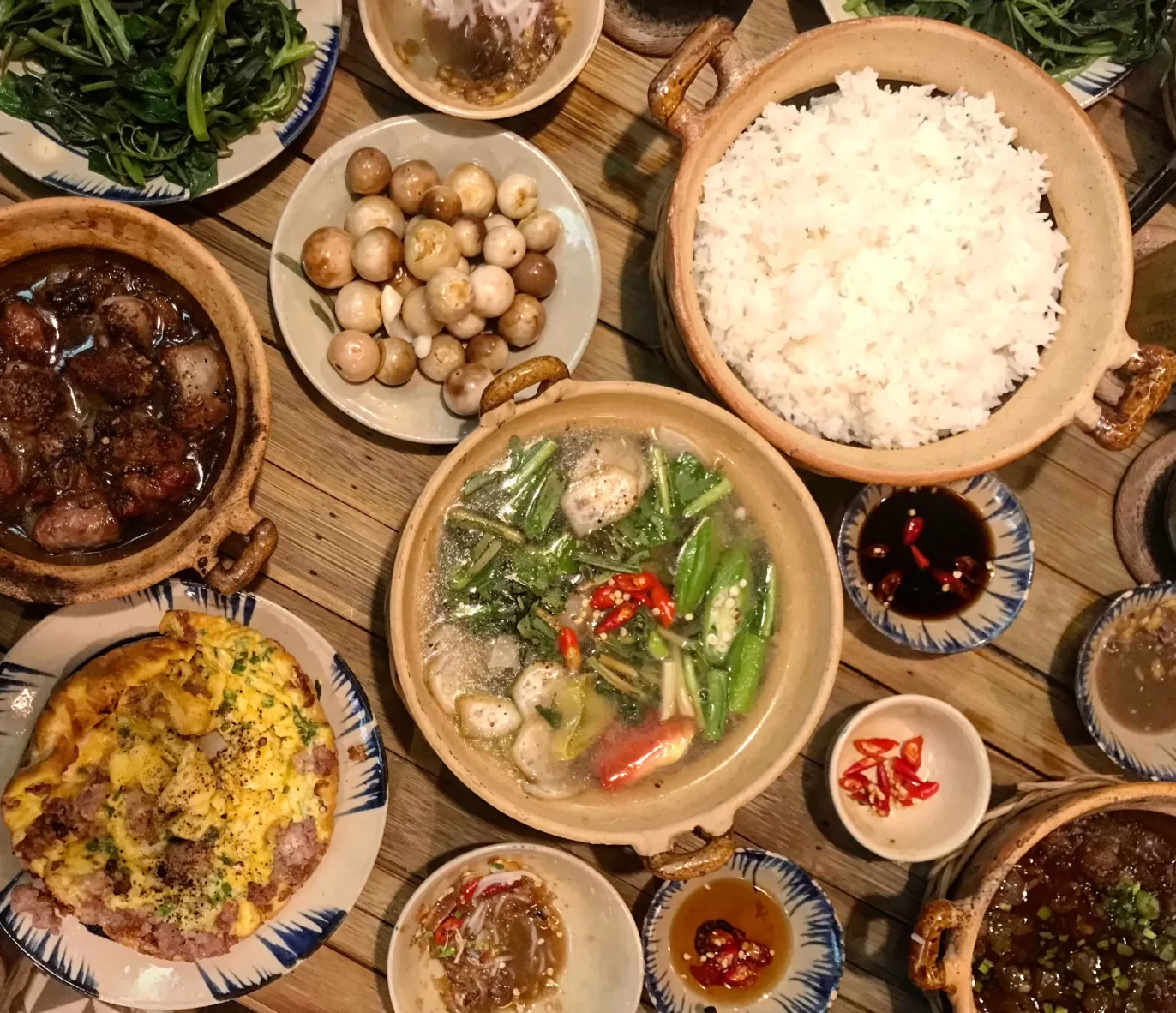 vietnamese-food-holding